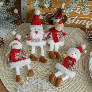 Set di quattro addobbi natalizi in peluche con Babbo Natale e Renna su sfondo festivo