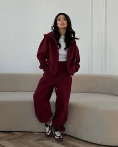 Vue détaillée d'un ensemble sweat à capuche zippé et jogging bordeaux pour femmes