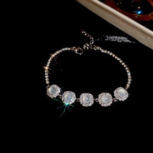 Macro d'un bracelet fleur en pierre œil de chat et zircons avec chaîne en strass brillant