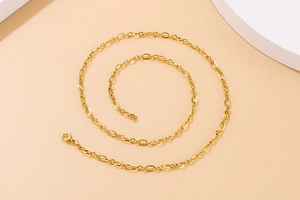 Detail of minimalist gold-plated O-chain necklace featuring a secure lobster clasp