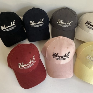 Détail de casquettes de baseball multicolores avec broderie 3D Blanche en relief
