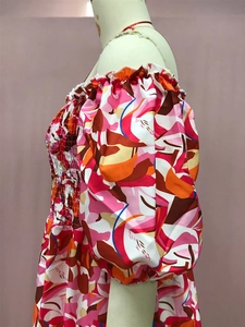 Detalle del vestido bohemio con hombros descubiertos, mangas abullonadas y pecho fruncido