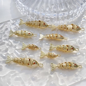 14k vergoldete Koi-Fisch-Anhänger mit roten Perlenaugen und Schuppentextur für DIY-Schmuck
