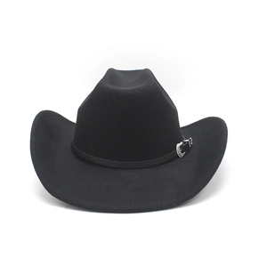 Détail d'un chapeau en laine noir avec bandeau en cuir et boucle argentée gravée