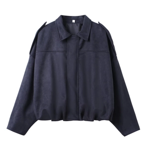 Détail d'un blouson aviateur bleu marine en daim avec texture mate et pattes d'épaule