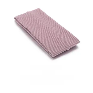 Gros plan du bandeau en maille rose-violet avec détails de texture élastique côtelée