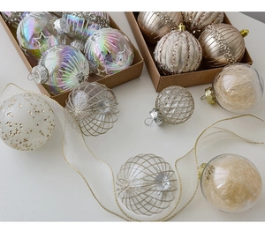 Dettaglio di palline di Natale da 8 cm con varie texture in una scatola regalo festiva