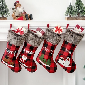 Chaussettes de Noël à Carreaux Buffalo Tissu Non Tissé Ornement Suspendu Avec Revers en Fausse Fourrure Père Noël Bonhomme de Neige
