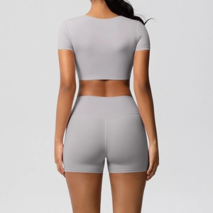Rückansicht von hellgrauem Kurzarm-Crop-Top und High-Waist-Yoga-Shorts Set