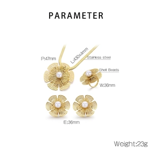 Détail d'un ensemble de bijoux fleurs dorées avec collier, bague et boucles d'oreilles