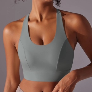 Vue de face du soutien-gorge de sport gris sans couture montrant le maintien et la texture