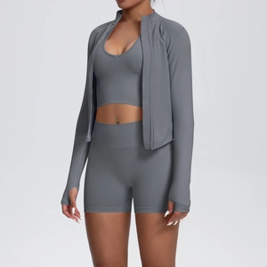 Ensemble de sport gris 3 pièces avec veste à fermeture éclair, passe-pouces et short taille haute