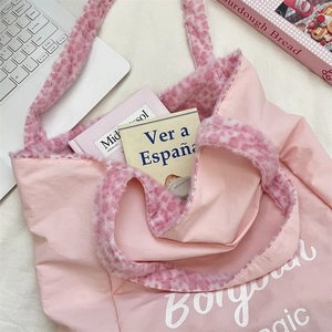 Détail du sac fourre-tout rose avec garniture léopard et texte Bonjour Magic