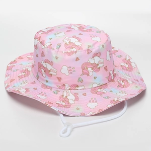 Détail d'un chapeau rose pour enfant avec motifs licorne et cordon de serrage blanc