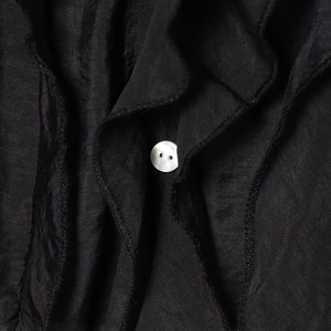 Chemisier français noir à col en V avec détails de volants et un bouton en nacre élégant