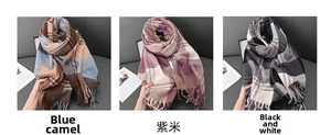 Vue détaillée d'écharpes épaisses à carreaux en bleu-camel, violet-beige et noir-blanc