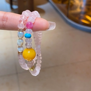 Détail de bracelets perlés en jade Hetian blanc avec perles d'ambre et accents nacrés
