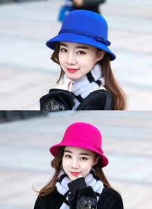 Elegante cappello cloche in feltro di lana da donna in blu reale e rosa fucsia