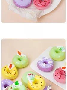 Detailopname van kleurrijke PU-schuim donuts met realistische glazuur en crème decoraties