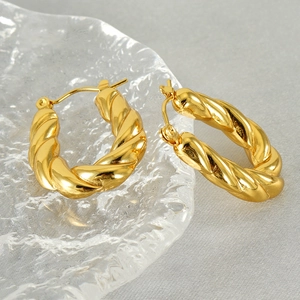Créoles torsadées chic plaquées or 18 carats avec finition métal texturé pour femme