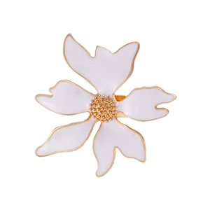 Vue détaillée d'une bague fleur en émail blanc avec placage doré et étamine texturée