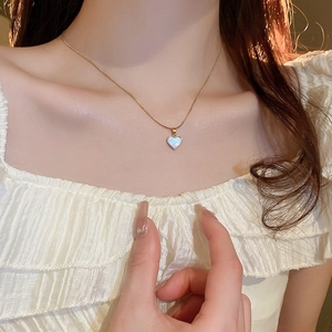 Collier élégant en acier doré avec pendentif cœur en nacre pour femme