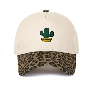 Détail de la broderie cactus sur une casquette beige avec visière imprimé léopard
