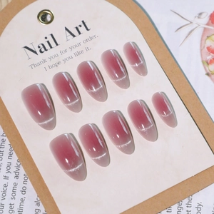 Kurze Mandel-Press-On-Nägel mit Cat-Eye-Verlauf und schimmerndem rosa-violettem Finish