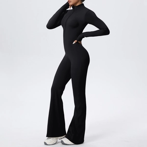 Détail de la combinaison de yoga extensible avec fermeture éclair et bas évasé