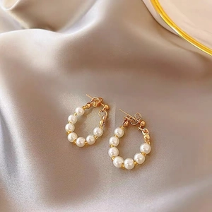 Elegantes pendientes de aro de perlas de agua dulce con detalles dorados en seda