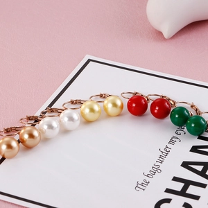Boucles d'oreilles pendantes en or rose avec perles colorées en cinq teintes chic