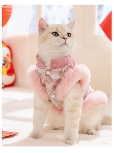 Dettaglio del gilet rosa per animali in stile Tang con bordo felpato e fiori