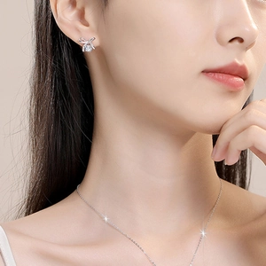 Elegante set di gioielli in argento 925 a fiocco con moissanite su modella femminile