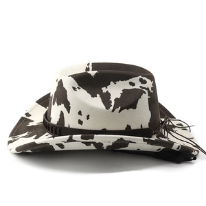 Détail du chapeau de cowboy en daim à motif vache avec bandeau tressé et mentonnière