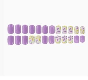 Uñas postizas cortas redondas con textura morada y motivos florales de colores