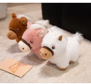 Vue détaillée de trois peluches chevaux souples en marron, rose et blanc