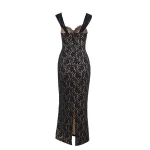 Vue détaillée du dos d'une robe de soirée en dentelle noire avec fente et coupe ajustée