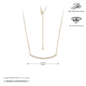 Détail du collier sourire en argent 925 avec zircons 5A sertis sur la barre courbe