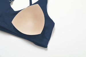 Détail macro du soutien-gorge de sport bleu marine avec coussinets amovibles beiges