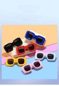 Vue à plat de lunettes de soleil carrées et épaisses pour enfants en six coloris vifs