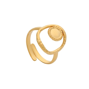 Vue détaillée de la bague ajustable dorée au design géométrique de cercles imbriqués