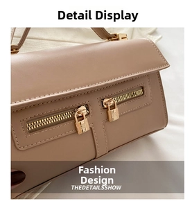 Détail du sac carré en similicuir rétro montrant les zips dorés et les coutures fines
