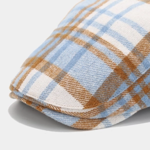 Vue détaillée du motif à carreaux classique et des coutures sur le béret rétro bleu