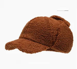 Détail de la casquette de baseball en laine d'agneau avec protège-oreilles orange