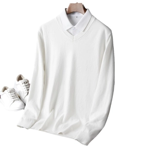 Herren V-Ausschnitt Strickpullover in Weiß mit Hemd und weißen Freizeitsneakern kombiniert