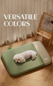 Vue détaillée du tapis imperméable pour animaux vert et beige avec motif GOOD LUCK