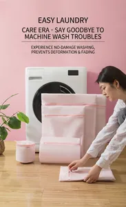 Ensemble détaillé de sacs à linge en maille fine rose de différentes tailles pour machine