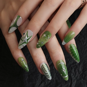 Faux ongles press-on verts dégradés Y2K avec étoiles argentées forme amande