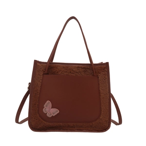 Sac fourre-tout en fausse fourrure marron avec broderie papillon et deux poignées
