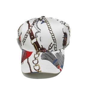 Detail der Satin-Baseballkappe mit Reitketten-Print und goldenen Ledermotiven